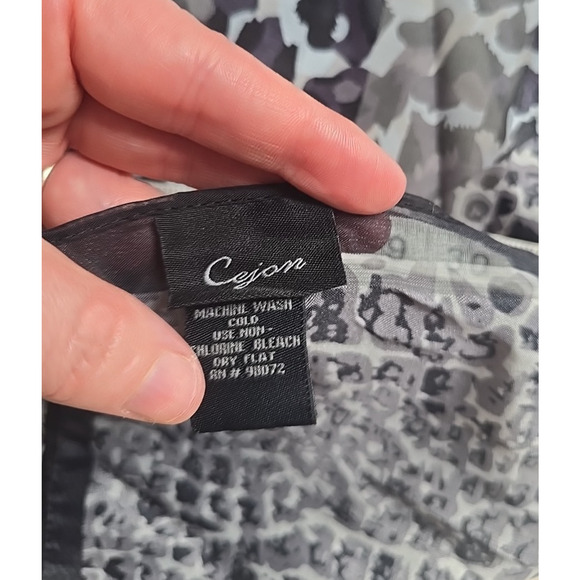 Cejon Black Gray Animal Print Lighweight Semi-Sheer Wrap Scarf Womans 35"x35" - Picture 4 of 6